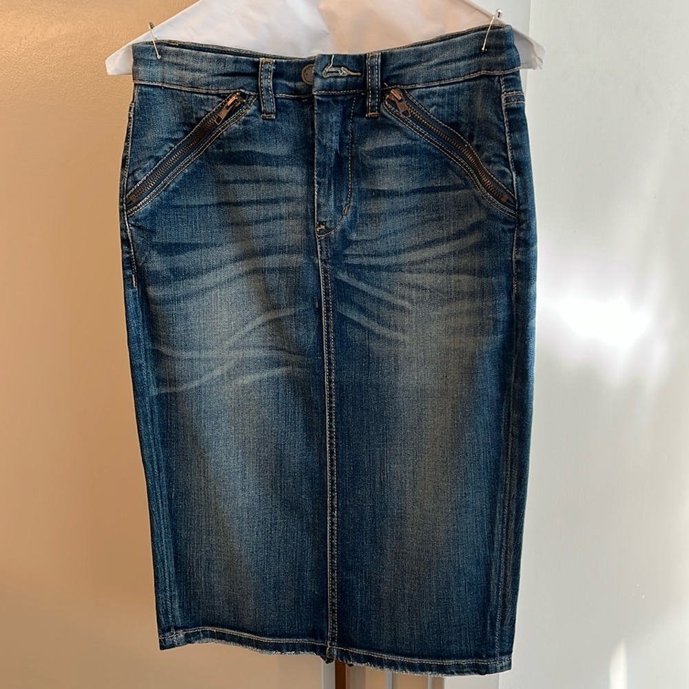 Unique and so chic - BLANKNYC Denim Pencil Skirt | Sz 26
